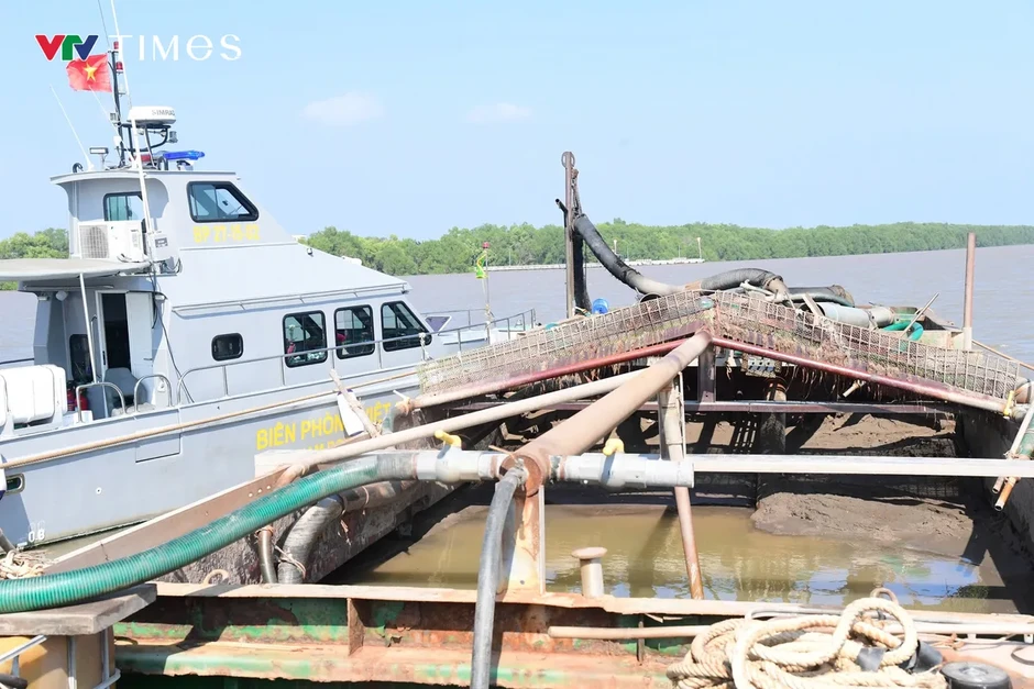 Đồng Tháp: Bắt giữ 3 phương tiện vận chuyển cát không rõ nguồn gốc trên biển Đồng Tháp: Bắt giữ 3 phương tiện vận chuyển cát không rõ nguồn gốc trên biển
