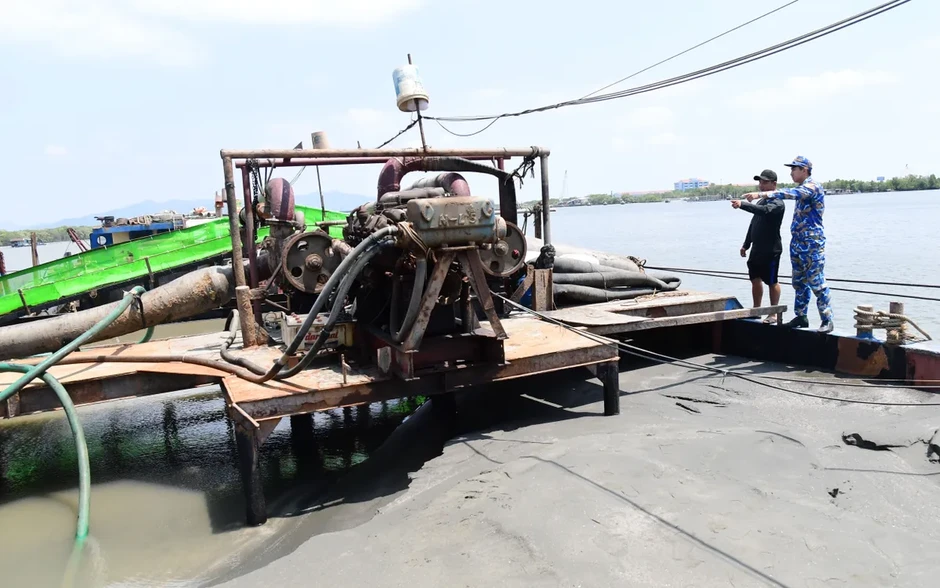 Đồng Tháp: Bắt giữ tàu cát không hoá đơn chứng từ trên biển Đồng Tháp: Bắt giữ tàu cát không hoá đơn chứng từ trên biển