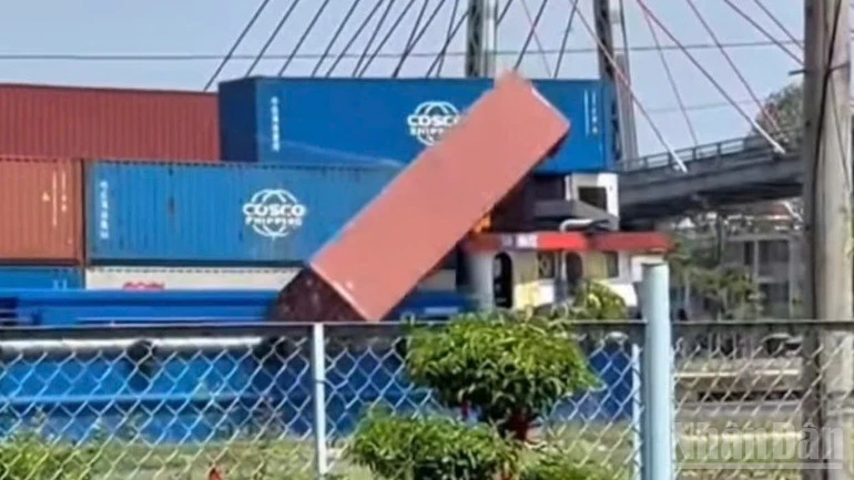 Đồng Tháp điều tra, xử lý tàu chở hàng va vào dạ cầu dây Chợ Gạo