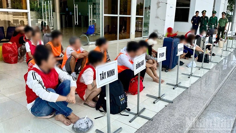 Đồng Tháp: Tiếp nhận 19 công dân Việt Nam được phía Campuchia trao trả Đồng Tháp: Tiếp nhận 19 công dân Việt Nam được phía Campuchia trao trả