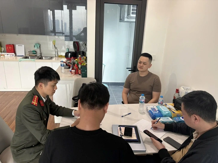 Đột kích 4 địa điểm ở Hà Nội, phá ổ nhóm giả danh cảnh sát Nhật Bản lừa đảo chiếm đoạt 11 tỉ đồng Đột kích 4 địa điểm ở Hà Nội, phá ổ nhóm giả danh cảnh sát Nhật Bản lừa đảo chiếm đoạt 11 tỉ đồng