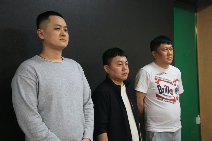 Đột kích 4 địa điểm ở Hà Nội, phá ổ nhóm giả danh cảnh sát Nhật Bản lừa đảo chiếm đoạt 11 tỉ đồng Đột kích 4 địa điểm ở Hà Nội, phá ổ nhóm giả danh cảnh sát Nhật Bản lừa đảo chiếm đoạt 11 tỉ đồng