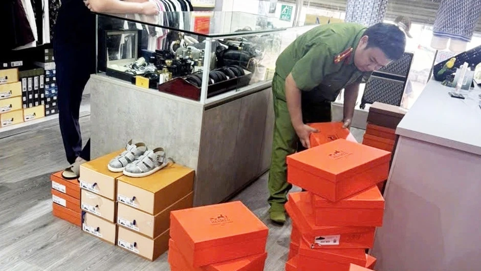 Đột kích cửa hàng hàng hiệu, phát hiện lô hàng giả trăm triệu đồng ở Thái Nguyên Đột kích cửa hàng hàng hiệu, phát hiện lô hàng giả trăm triệu đồng ở Thái Nguyên