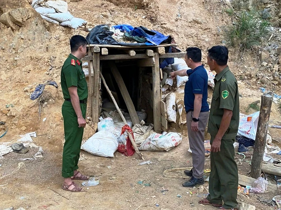 Đột kích 'điểm nóng' khai thác vàng trái phép ở Đà Nẵng Đột kích 'điểm nóng' khai thác vàng trái phép ở Đà Nẵng