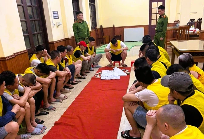 Đột kích nhà người phụ nữ, bắt quả tang 25 người đang chơi xóc đĩa Đột kích nhà người phụ nữ, bắt quả tang 25 người đang chơi xóc đĩa