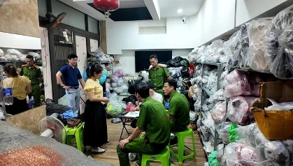 Đột kích nhiều kho hàng giả trị giá hàng tỷ đồng tại Đà Nẵng Đột kích nhiều kho hàng giả trị giá hàng tỷ đồng tại Đà Nẵng
