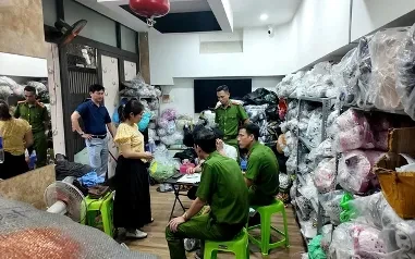 Đột kích nhiều kho hàng giả trị giá hàng tỷ đồng tại Đà Nẵng Đột kích nhiều kho hàng giả trị giá hàng tỷ đồng tại Đà Nẵng