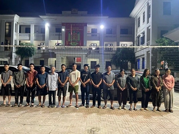 Đột kích sới bạc xóc đĩa liên tỉnh ẩn mình trong rừng sâu Nghệ An Đột kích sới bạc xóc đĩa liên tỉnh ẩn mình trong rừng sâu Nghệ An