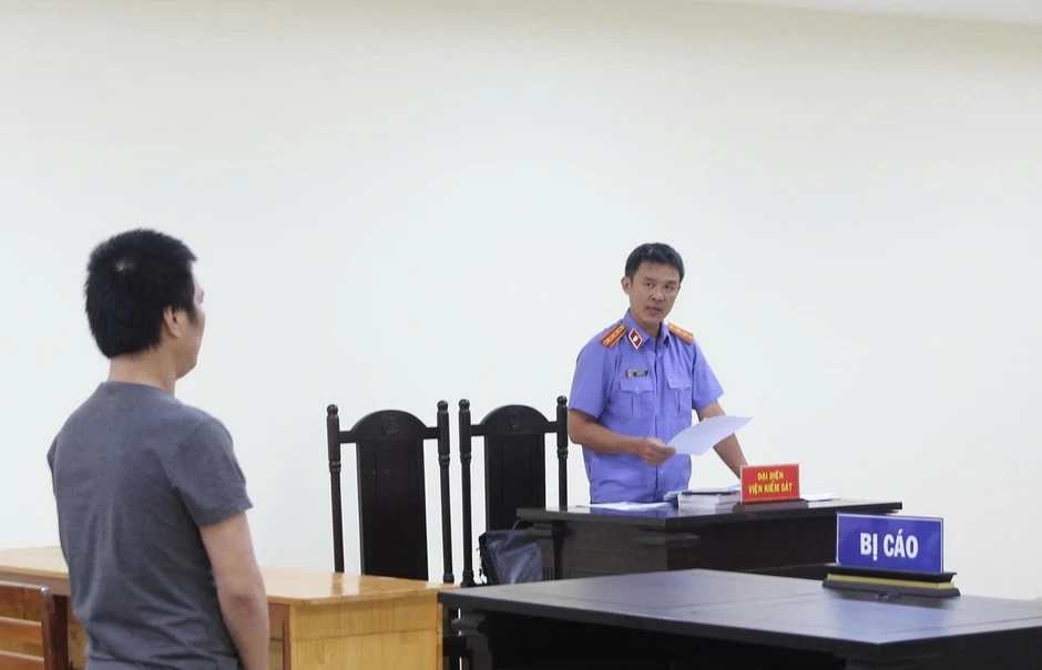 Đốt nhà, khóa cửa ép con gái chết chung, người đàn ông lãnh 13 năm tù Đốt nhà, khóa cửa ép con gái chết chung, người đàn ông lãnh 13 năm tù