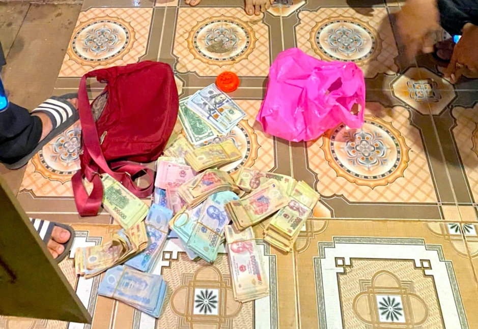 Đột nhập nhà dân phá két sắt lấy sạch vàng và đô la Mỹ Đột nhập nhà dân phá két sắt lấy sạch vàng và đô la Mỹ