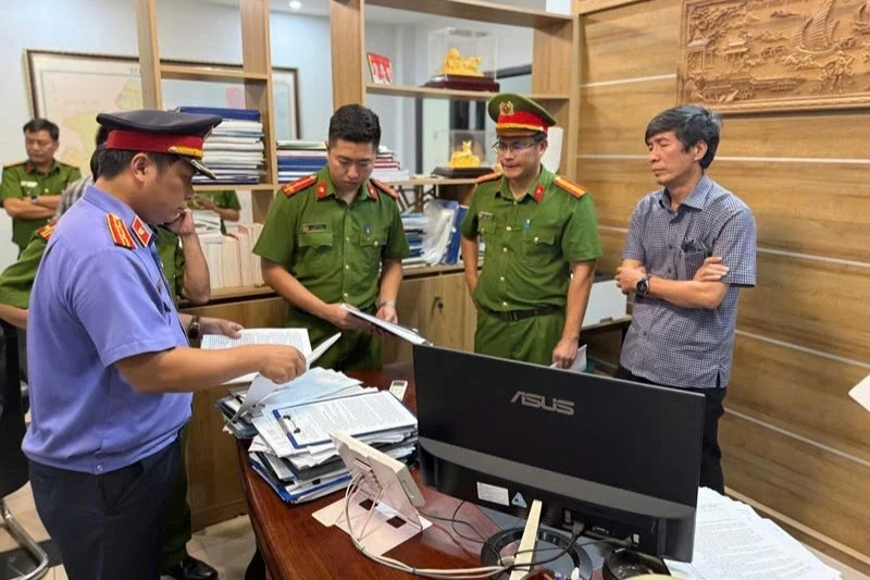 Dự án xử lý rác 8 năm không xong, đại diện chủ đầu tư bị khởi tố Dự án xử lý rác 8 năm không xong, đại diện chủ đầu tư bị khởi tố