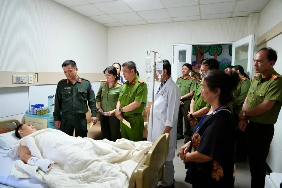Du khách Anh tấn công Thiếu tá công an bị thương từng điều trị tâm thần? Du khách Anh tấn công Thiếu tá công an bị thương từng điều trị tâm thần?