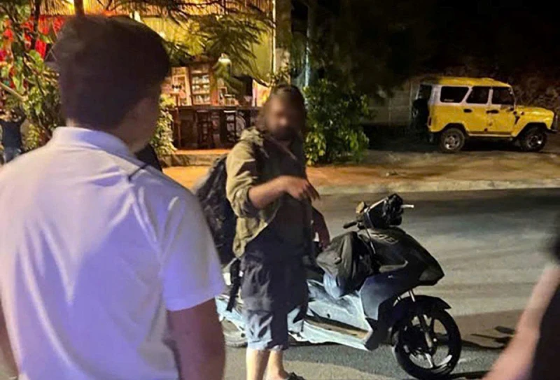 Du khách nước ngoài bỏ chạy hơn 70km thì bị bắt sau khi đâm Công an đang làm nhiệm vụ Du khách nước ngoài bỏ chạy hơn 70km thì bị bắt sau khi đâm Công an đang làm nhiệm vụ
