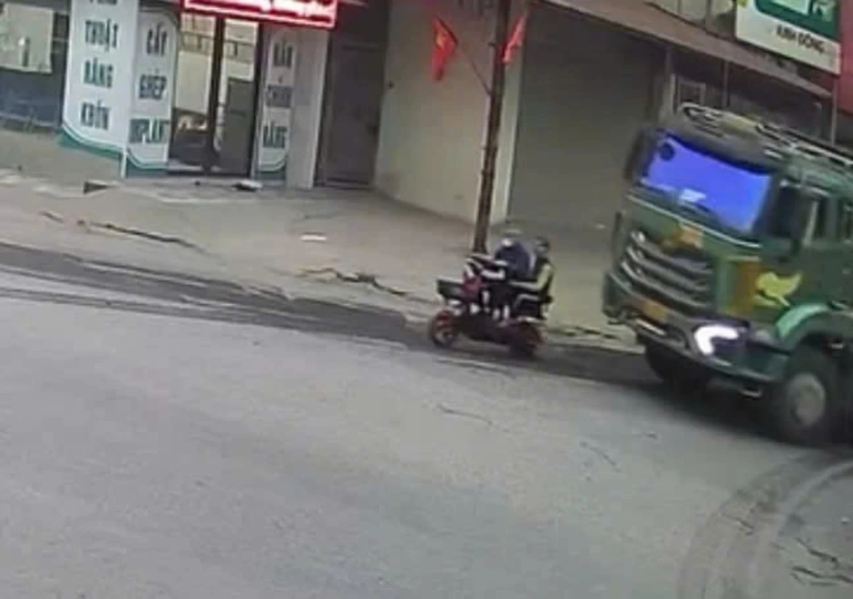 Dùng điện thoại khi lái xe, tài xế ôtô tải tông chết hai người đi đường Dùng điện thoại khi lái xe, tài xế ôtô tải tông chết hai người đi đường