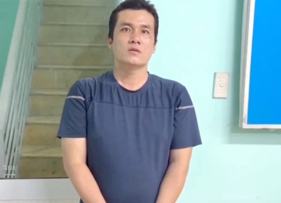 Dùng gậy 3 khúc đánh tới tấp thanh niên sau va chạm giao thông Dùng gậy 3 khúc đánh tới tấp thanh niên sau va chạm giao thông