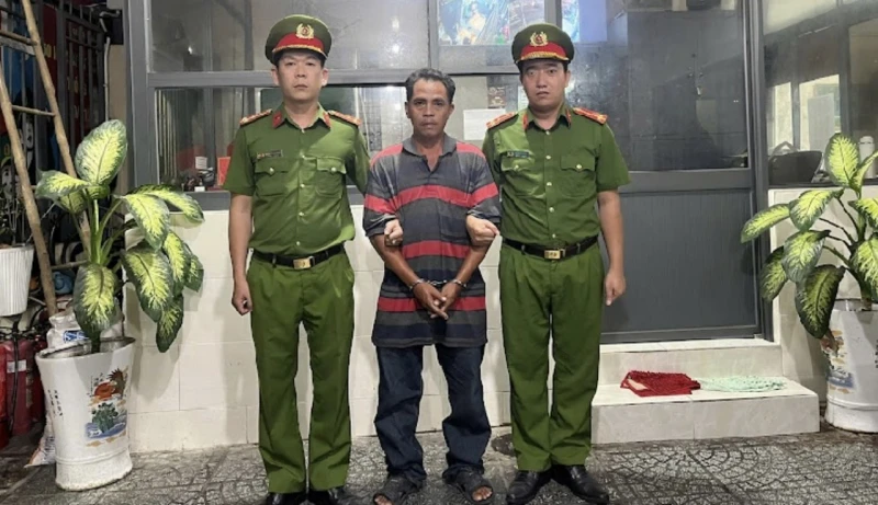 Dùng ghế tấn công tổ xử lý nồng độ cồn để anh trai bỏ chạy Dùng ghế tấn công tổ xử lý nồng độ cồn để anh trai bỏ chạy