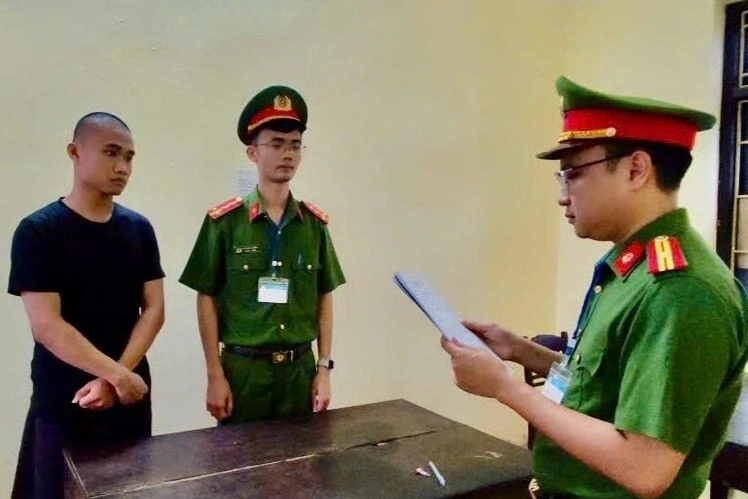 Dùng hóa chất pha chế thành sữa tắm, dầu gội giả thương hiệu nổi tiếng