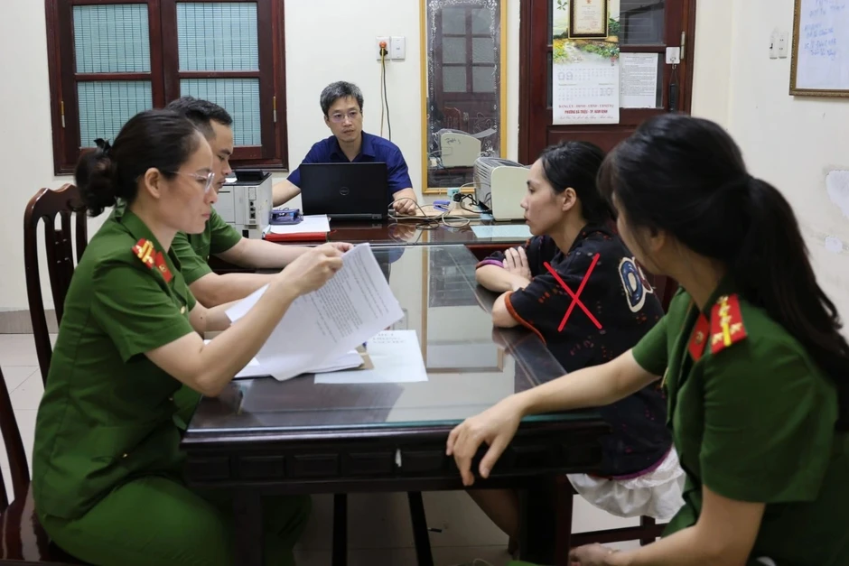 Dùng hóa chất pha chế thành sữa tắm, dầu gội giả thương hiệu nổi tiếng