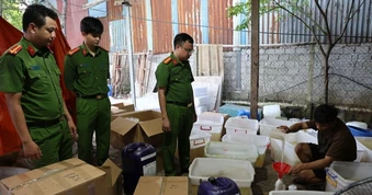 Dùng hóa chất pha chế thành sữa tắm, dầu gội giả thương hiệu nổi tiếng