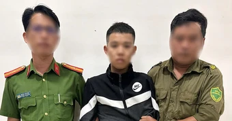 Dùng kiếm chém cha ruột, ném 'bom xăng' vào nhà khiến cán bộ công an bị bỏng