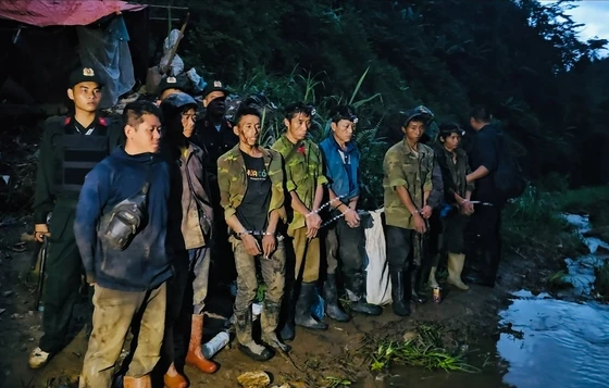 Dựng lán trong rừng sâu để mua bán, sử dụng ma túy tập thể Dựng lán trong rừng sâu để mua bán, sử dụng ma túy tập thể