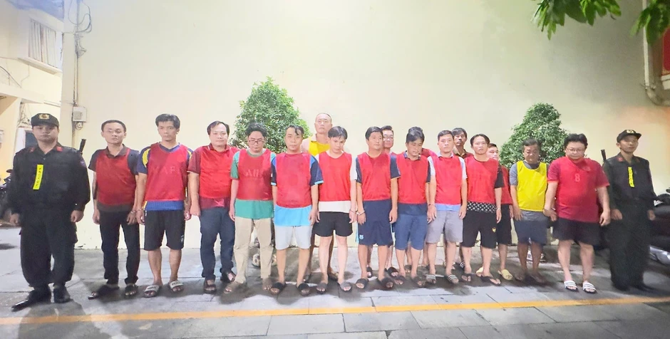Dùng mặt sau phiếu giữ xe ghi kèo cá độ bóng đá