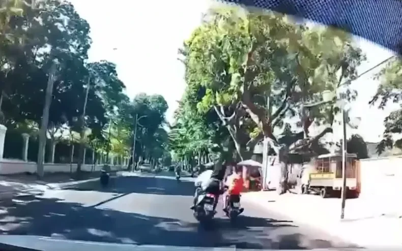 Dùng mũ bảo hiểm đánh người đi đường, 3 thanh niên bị tạm giữ Dùng mũ bảo hiểm đánh người đi đường, 3 thanh niên bị tạm giữ