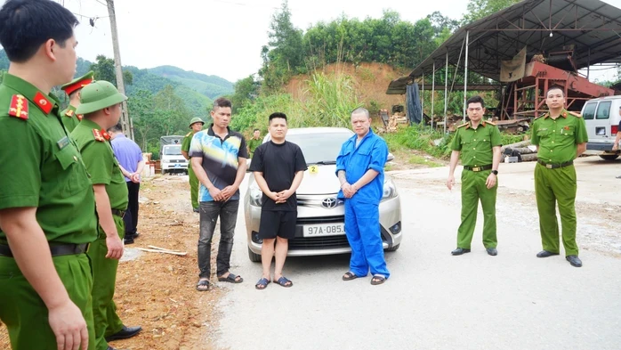 Dùng ô tô rượt đuổi, nổ súng vào xe đối phương Dùng ô tô rượt đuổi, nổ súng vào xe đối phương