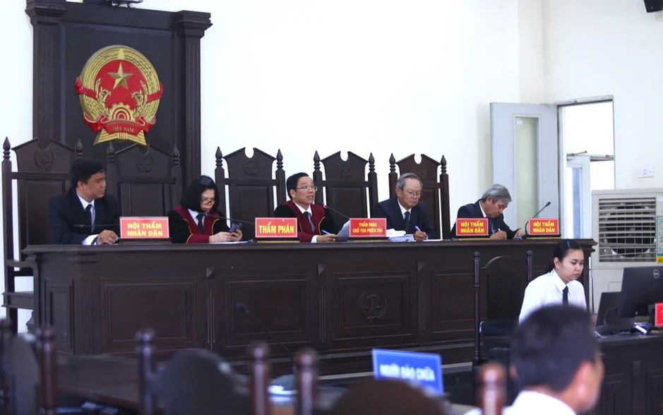 Dùng súng nhựa đi cướp tiệm vàng, lãnh 18 năm tù