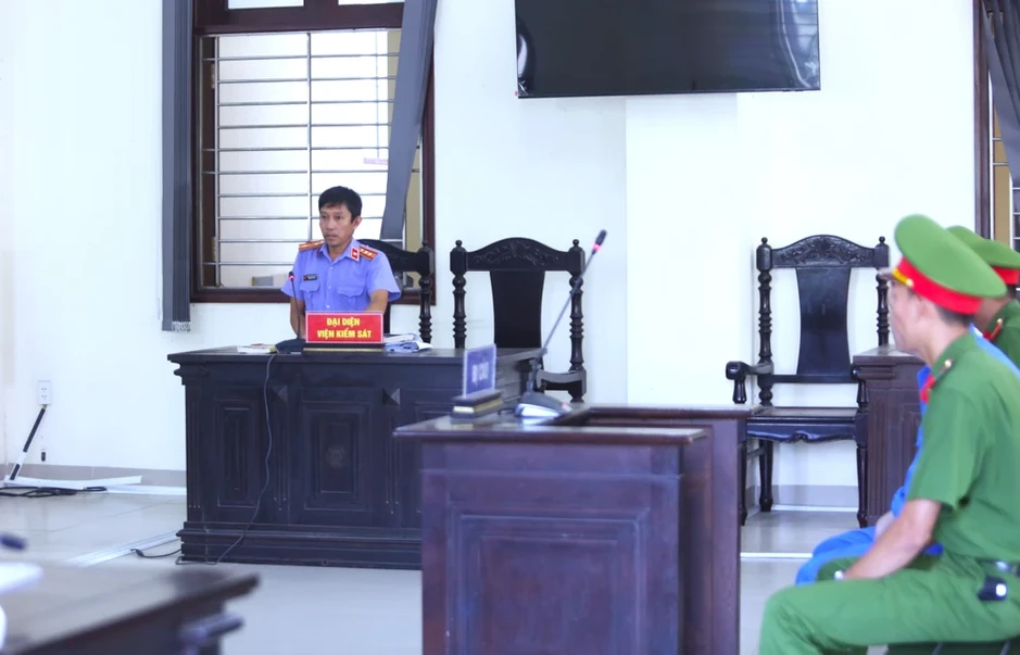 Dùng súng nhựa đi cướp tiệm vàng, lãnh 18 năm tù
