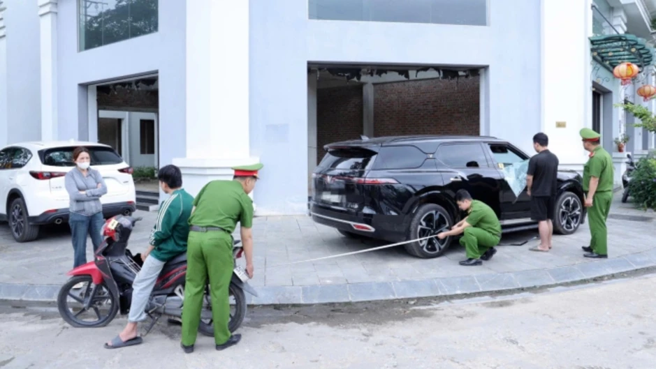 Dùng tua vít phá kính ôtô ở khu biệt thự, trộm tiền trong xe