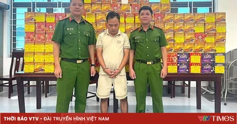 Dùng xe container chở hoa quả, giấu 252 kg pháo để đưa về Nghệ An tiêu thụ