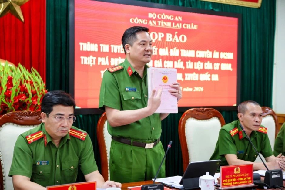 Đường dây làm giả 10.000 giấy tờ, thẻ ngành, sổ đỏ bị bắt Đường dây làm giả 10.000 giấy tờ, thẻ ngành, sổ đỏ bị bắt