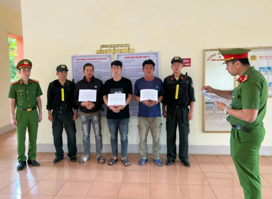 Đường dây làm giả 10.000 giấy tờ, thẻ ngành, sổ đỏ bị bắt Đường dây làm giả 10.000 giấy tờ, thẻ ngành, sổ đỏ bị bắt