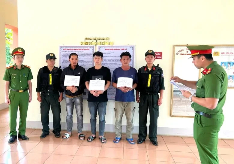Đường dây làm giả gần 10.000 con dấu, tài liệu của cơ quan, tổ chức Đường dây làm giả gần 10.000 con dấu, tài liệu của cơ quan, tổ chức