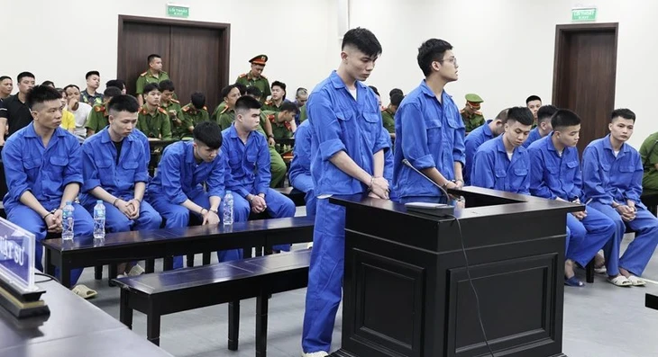 Đường dây mạo danh Huấn Hoa Hồng lừa 12 tỉ và môi giới bán thận lãnh án Đường dây mạo danh Huấn Hoa Hồng lừa 12 tỉ và môi giới bán thận lãnh án