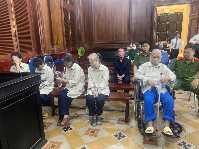 Em trai và cháu gái “đại gia” Hứa Thị Phấn ra tòa Em trai và cháu gái “đại gia” Hứa Thị Phấn ra tòa