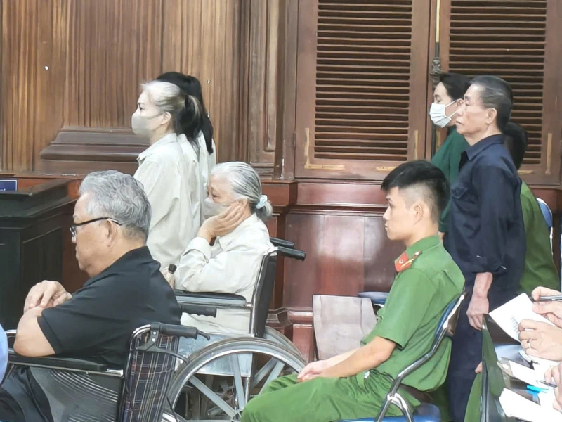 Em trai và cháu gái “đại gia” Hứa Thị Phấn ra tòa Em trai và cháu gái “đại gia” Hứa Thị Phấn ra tòa