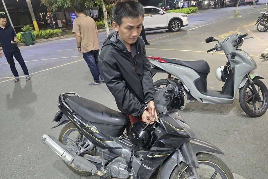 Gã công nhân có 4 tiền án trộm cắp, bẻ khóa xe máy trước siêu thị ở TPHCM Gã công nhân có 4 tiền án trộm cắp, bẻ khóa xe máy trước siêu thị ở TPHCM