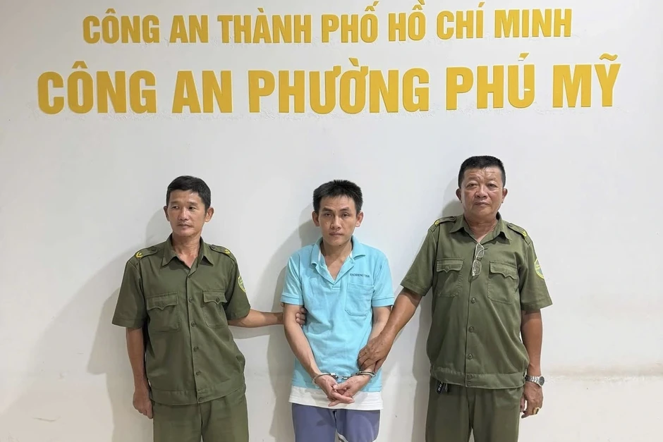Gã công nhân có 4 tiền án trộm cắp, bẻ khóa xe máy trước siêu thị ở TPHCM Gã công nhân có 4 tiền án trộm cắp, bẻ khóa xe máy trước siêu thị ở TPHCM