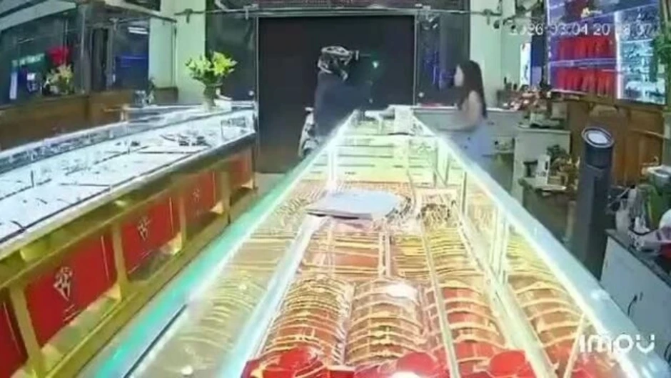 Gã đàn ông bịt mặt đe dọa bà chủ tiệm vàng Gã đàn ông bịt mặt đe dọa bà chủ tiệm vàng