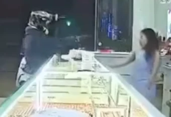Gã đàn ông bịt mặt đe dọa bà chủ tiệm vàng