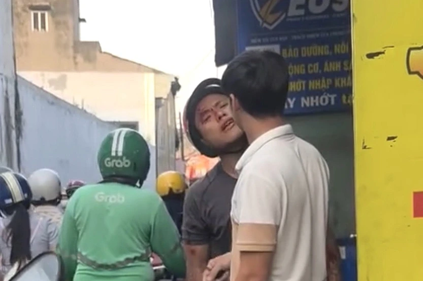 Gã đàn ông đánh nam sinh và người can ngăn sau va chạm xe ở TPHCM Gã đàn ông đánh nam sinh và người can ngăn sau va chạm xe ở TPHCM