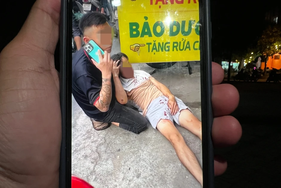 Gã đàn ông đánh nam sinh và người can ngăn sau va chạm xe ở TPHCM Gã đàn ông đánh nam sinh và người can ngăn sau va chạm xe ở TPHCM