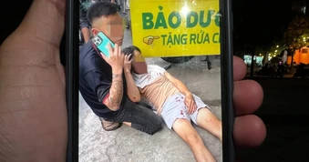Gã đàn ông đánh nam sinh và người can ngăn sau va chạm xe ở TPHCM