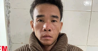 Gã đàn ông mang súng nhảy xuống sông khi bị công an phát hiện