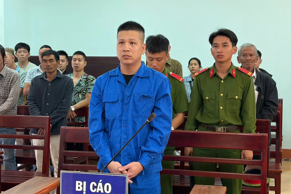 Gã đàn ông “phê thuốc” tấn công CSGT lĩnh án tù Gã đàn ông “phê thuốc” tấn công CSGT lĩnh án tù