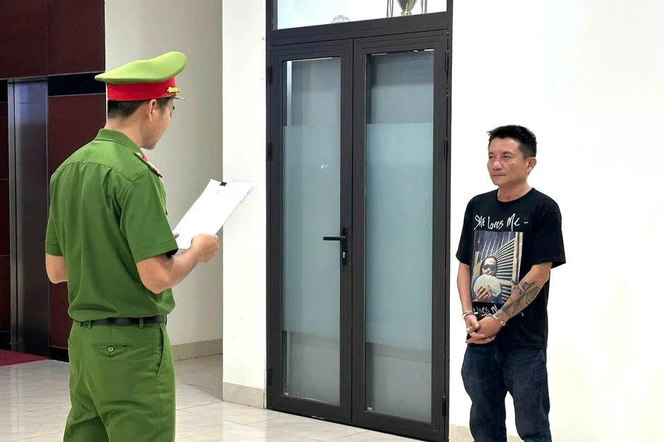 Gã đàn ông say rượu lái ô tô tông vào quán nhậu, thách thức công an Gã đàn ông say rượu lái ô tô tông vào quán nhậu, thách thức công an