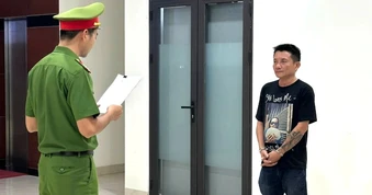 Gã đàn ông say rượu lái ô tô tông vào quán nhậu, thách thức công an
