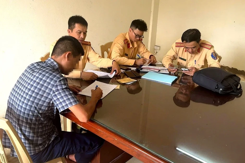 Gắn biển số sai, vượt ẩu, tài xế và chủ xe bị phạt hơn 50 triệu Gắn biển số sai, vượt ẩu, tài xế và chủ xe bị phạt hơn 50 triệu